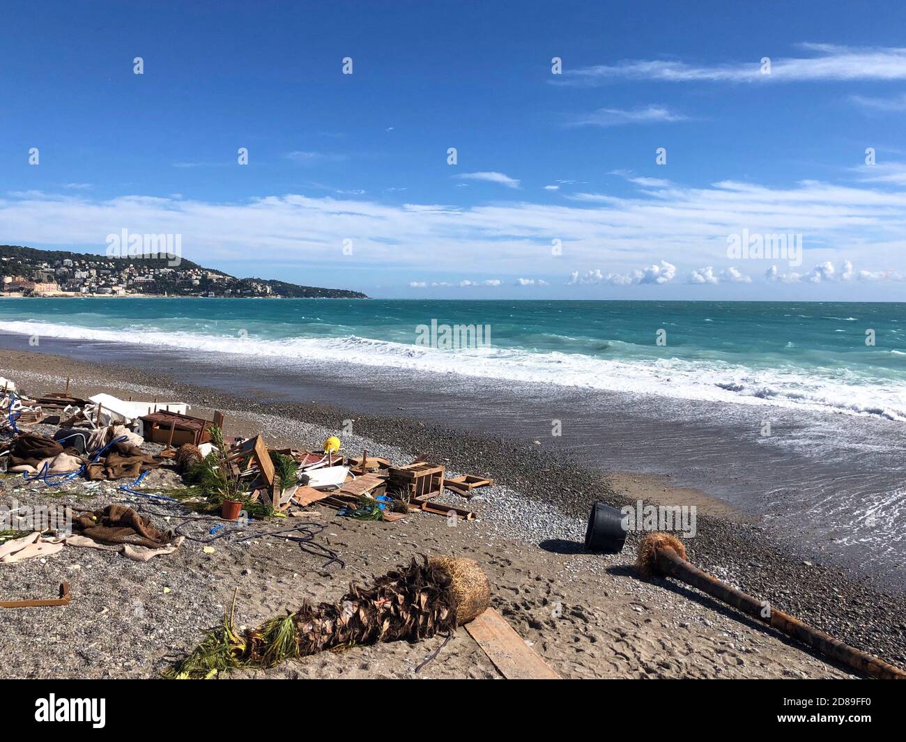 Wrack am Strand nach einem Sturm, Nizza, Alpes-Maritimes, Frankreich Stockfoto