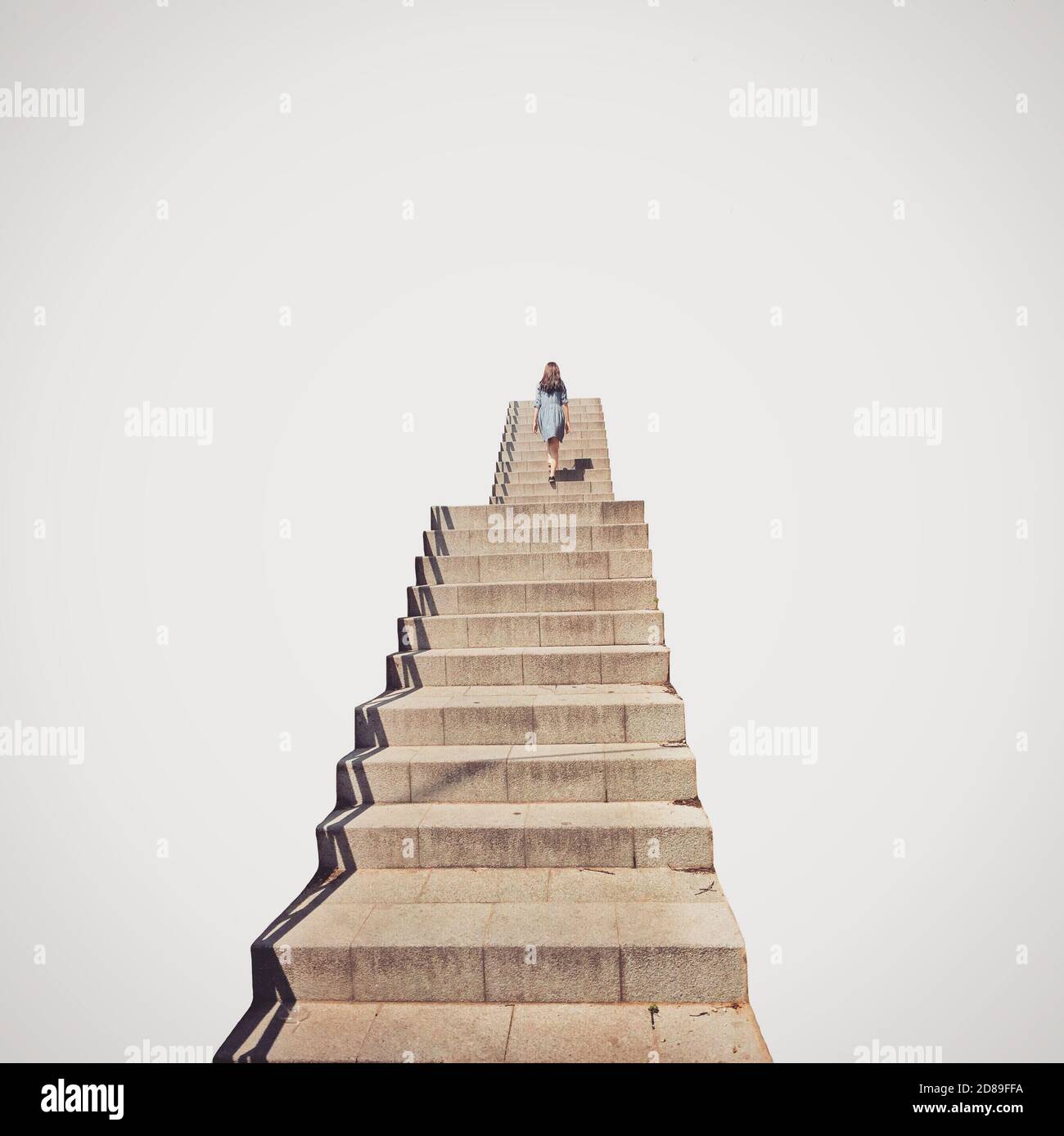 Rückansicht einer Frau, die eine Treppe hinaufgeht Stockfoto