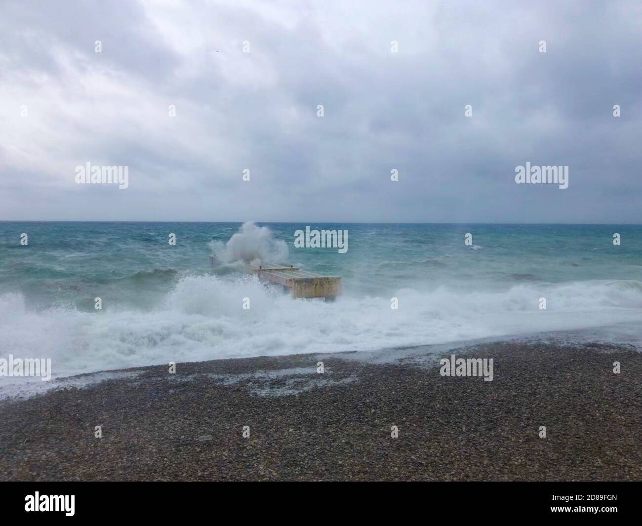 Wellen schlagen auf einem rostigen Ponton, Nizza, Alpes-Maritimes, Frankreich Stockfoto