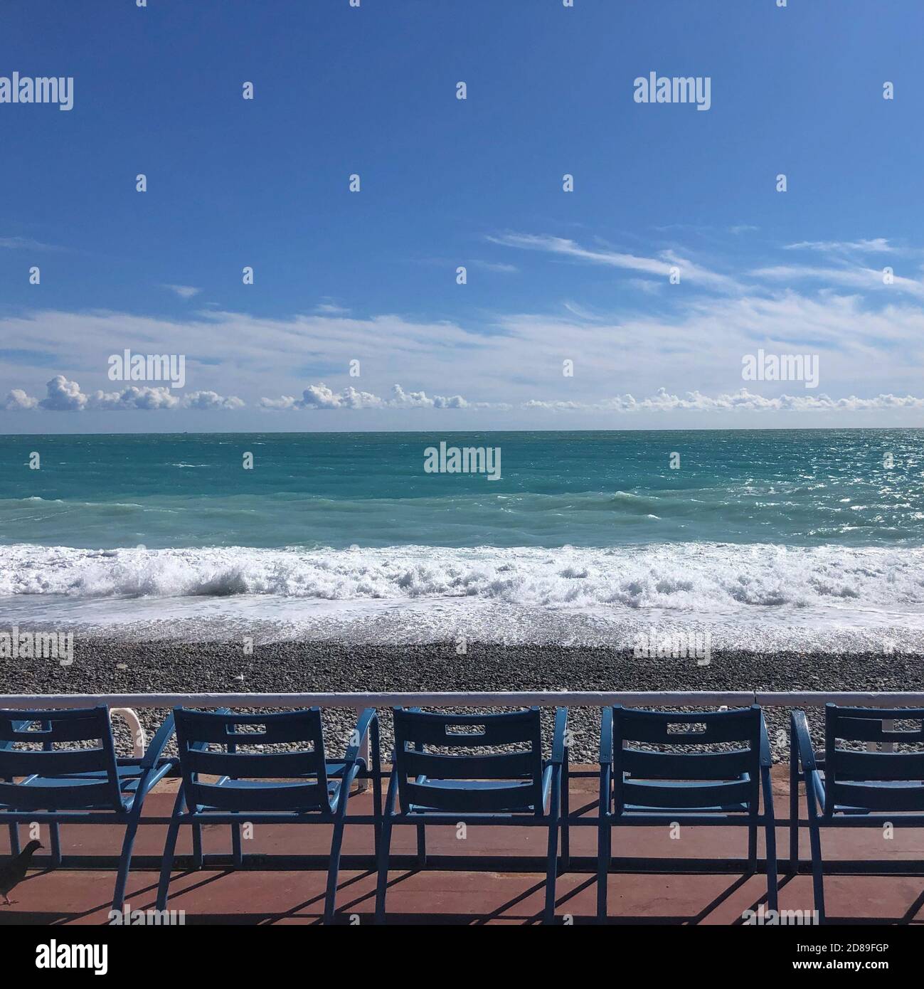 Reihe von Metallstühlen am Meer auf der Promenade des Anglais, Nizza, Alpes-Maritimes, Frankreich Stockfoto