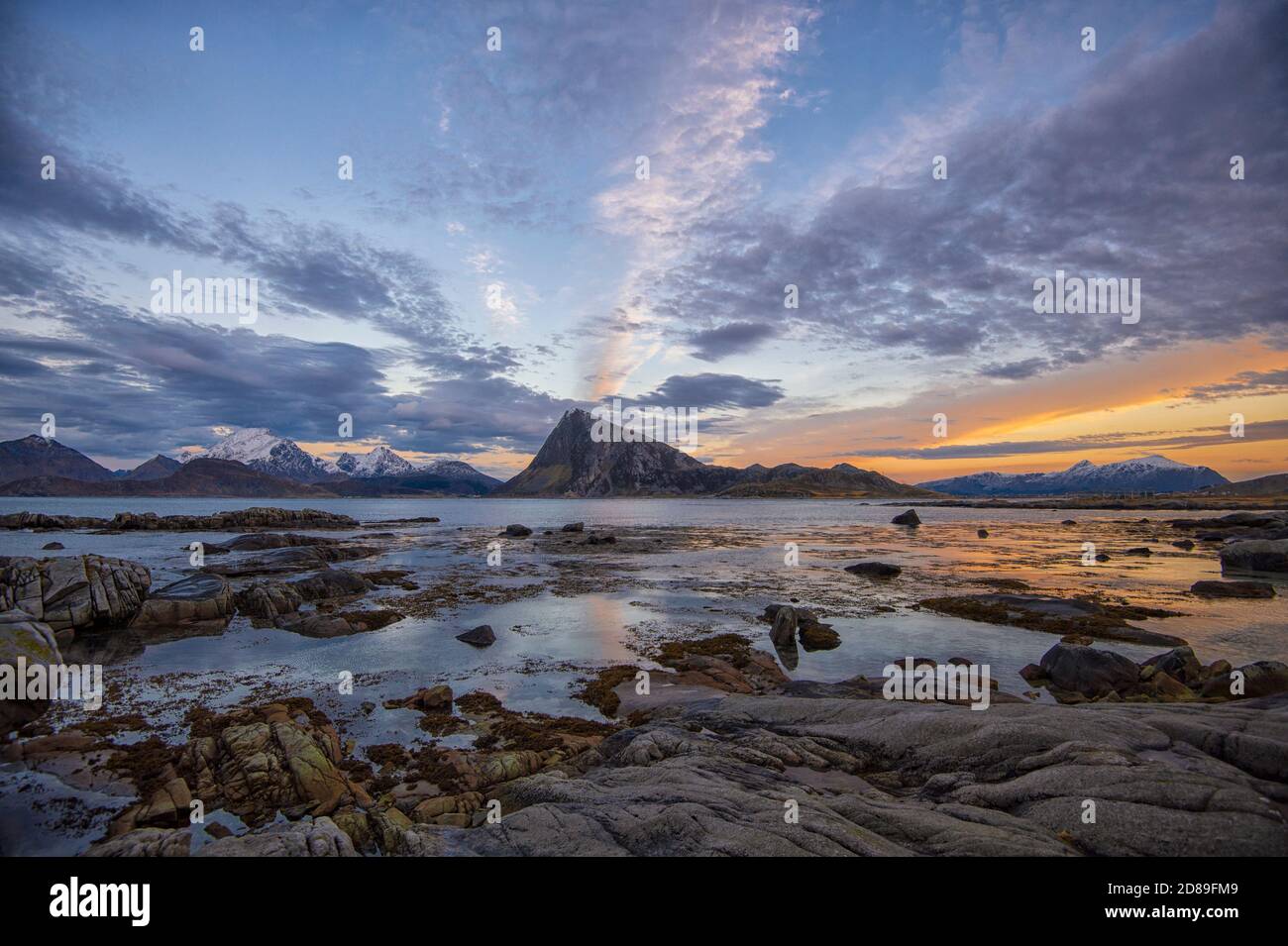 Küsten Berglandschaft, Lofoten, Nordland, Norwegen Stockfoto