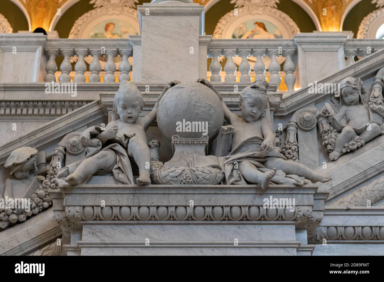 Philip Martinys Cherubs, die Asien und Europa repräsentieren, wurden in die große Treppe der Library of Congress Jefferson Building, Washington, DC, geschnitzt. Stockfoto