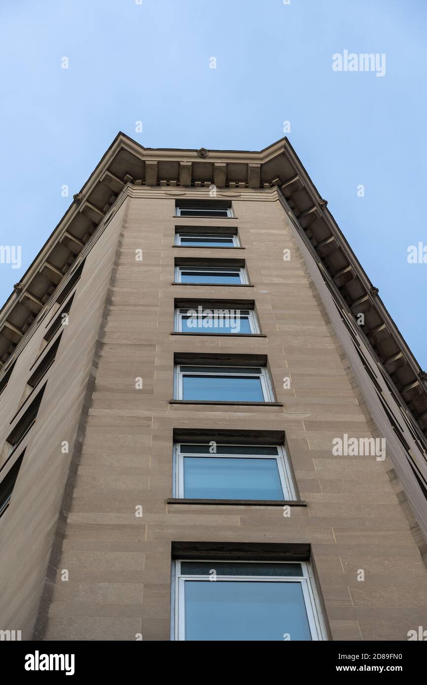 Die schmale Vorderseite des V-förmigen Veteran's Affairs Building an der Vermont Avenue, NW in Washington DC; erbaut 1918 in einem abgespeckten klassischen Design. Stockfoto