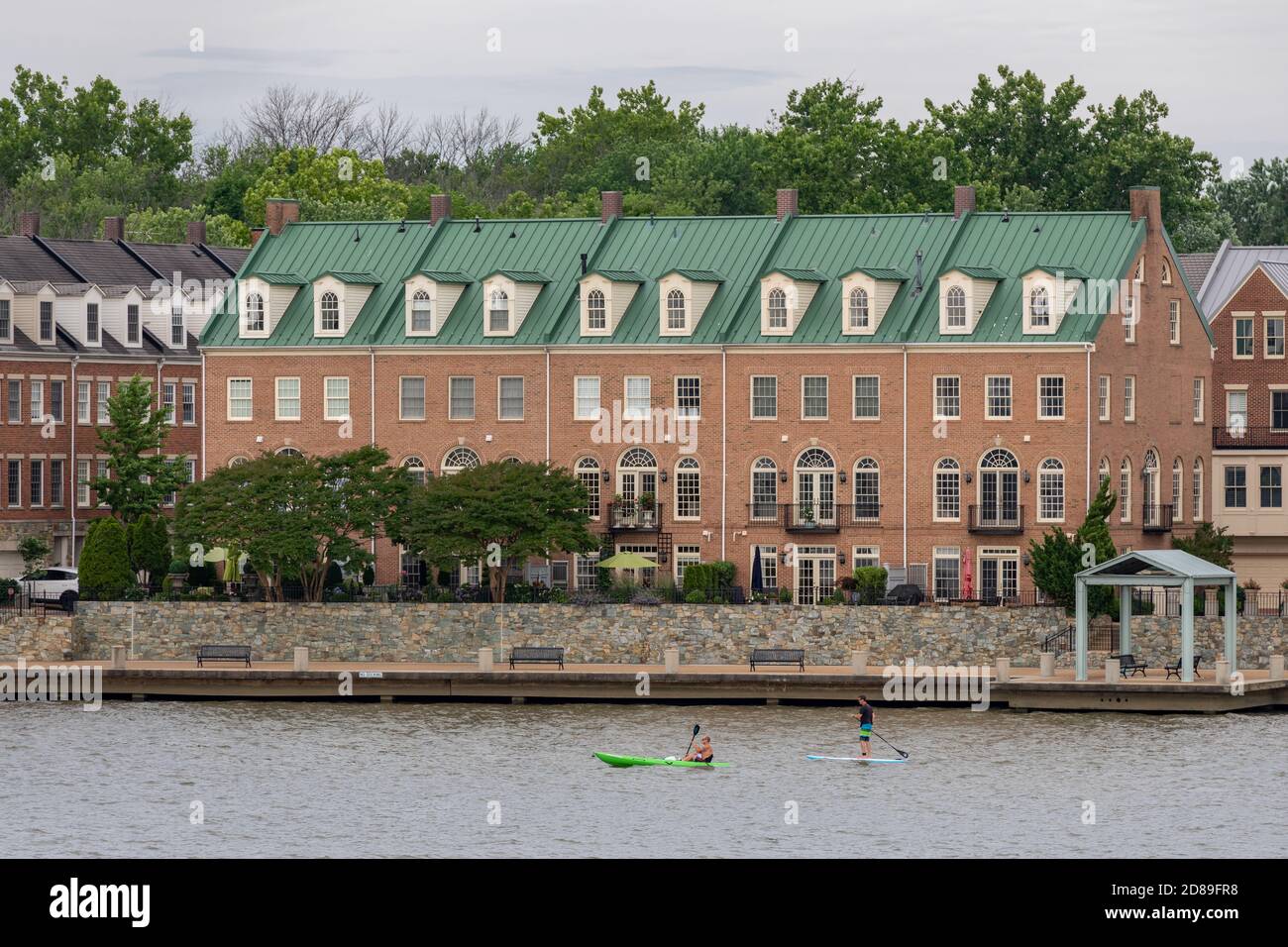 Eine Reihe von Häusern mit einem markanten grünen Dach umreiht die Potomac Waterfront in Alexandria in Virginia. Stockfoto