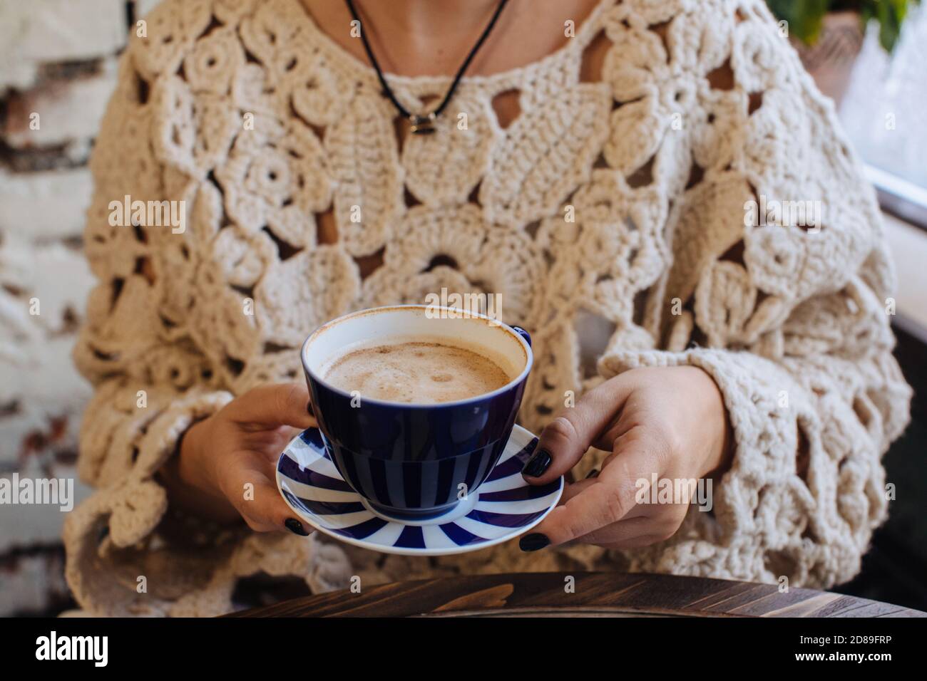 Nahaufnahme einer Frau mit einer Tasse Kaffee Stockfoto