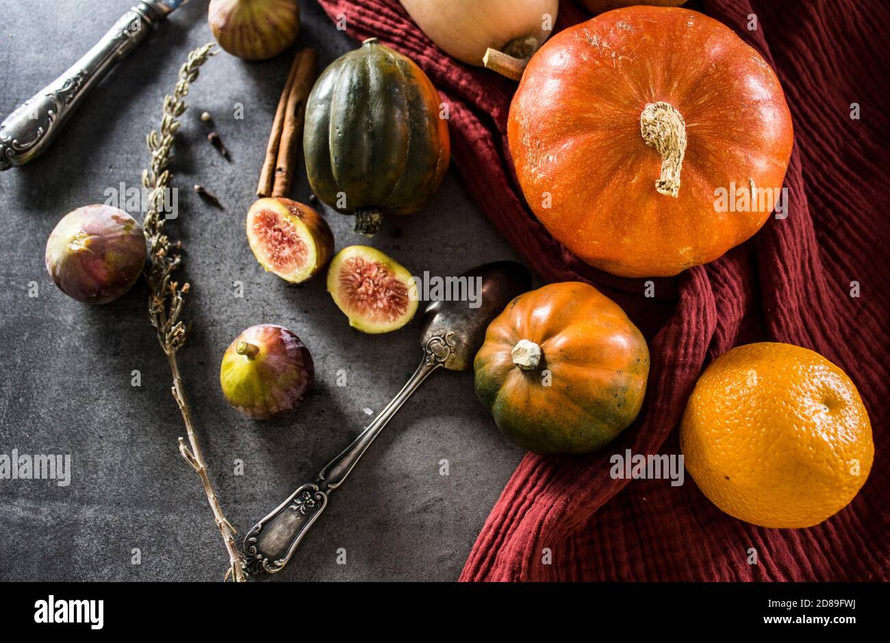 Draufsicht Foto von Butternut, Edelsteinkürbis, Kürbis, Goldnugget, Karotte, Feigen, Süßkartoffeln, Zwiebeln, Orangen und Petersilie. Gesunde Ernährung Konzept. Stockfoto