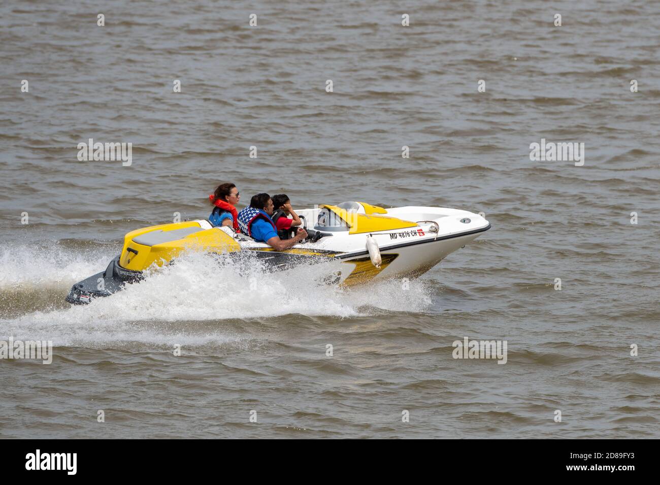 Eine Familie genießt eine Hochgeschwindigkeitsfahrt in einem Sea-Doo Speedster Wasserfahrzeug auf dem Potomac River in Maryland, USA Stockfoto