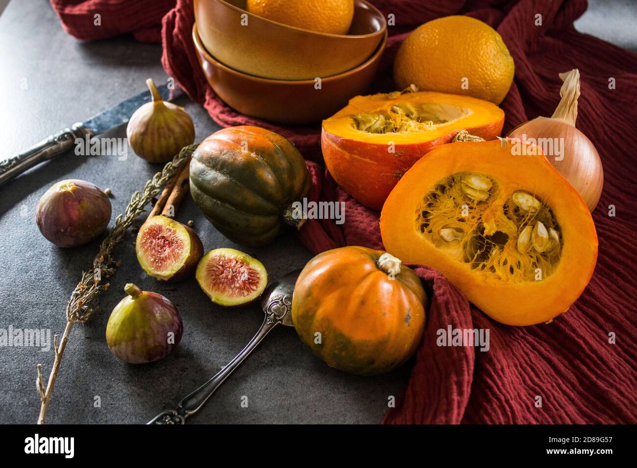 Draufsicht Foto von Butternut, Edelsteinkürbis, Kürbis, Goldnugget, Karotte, Feigen, Süßkartoffeln, Zwiebeln, Orangen und Petersilie. Gesunde Ernährung Konzept. Stockfoto