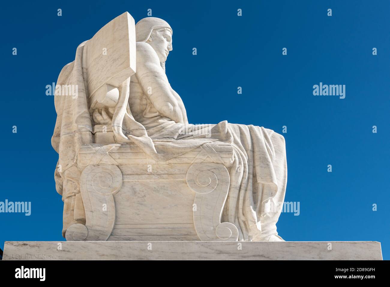 James Earle Frasers Statue "Authority of Law" des Obersten Gerichtshofs der USA auf dem Capitol Hill in Washington DC. Stockfoto