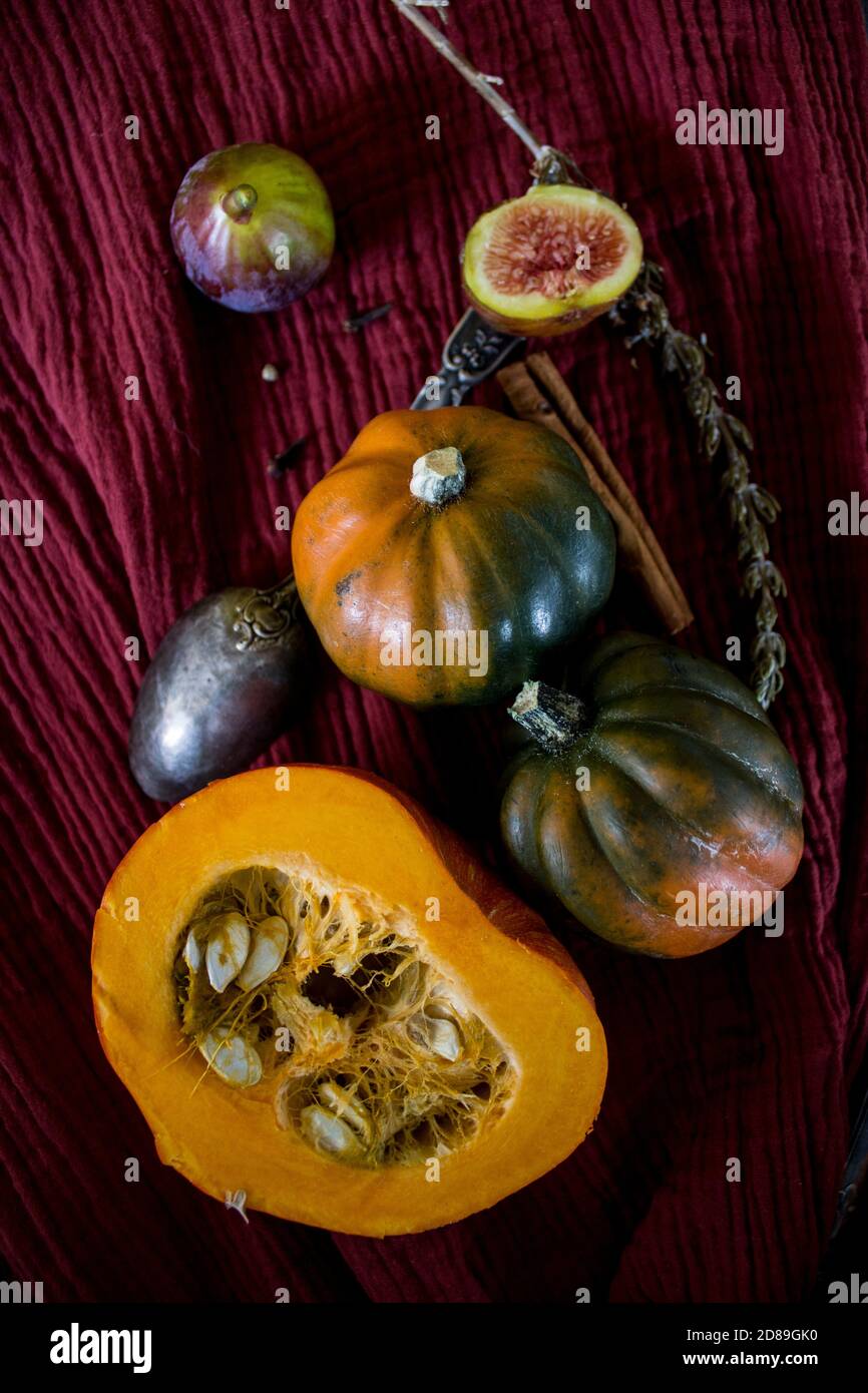 Draufsicht Foto von Butternut, Edelsteinkürbis, Kürbis, Goldnugget, Karotte, Feigen, Süßkartoffeln, Zwiebeln, Orangen und Petersilie. Gesunde Ernährung Konzept. Stockfoto