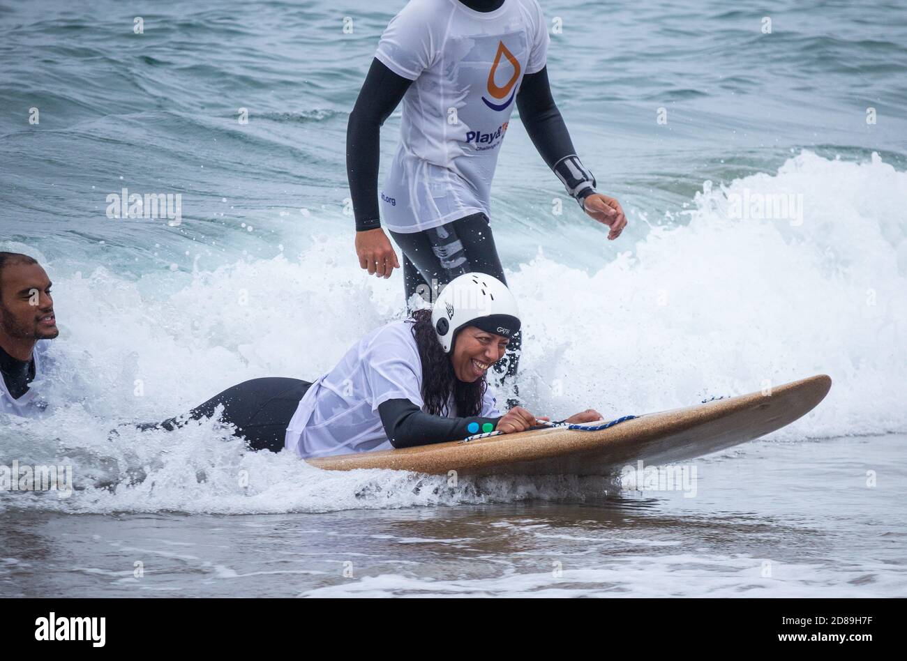 Las Palmas, Gran Canaria, Kanarische Inseln, Spanien. Oktober 2020. Ein glücklicher Surfer. Behinderte Menschen bekommen einen Vorgeschmack auf das Surfen, da lokale Surflehrer speziell angepasste Surfbretter verwenden, um Rollstuhlfahrern eine Welle zu ermöglichen, mit Rettungsschwimmern und Instruktoren zur Hand. Kredit: Alan Dawson/Alamy Live Nachrichten. Stockfoto