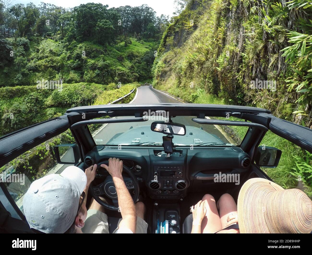 Rückansicht eines Pärchens, das ein Cabriolet fährt, Maui, Hawaii, USA Stockfoto