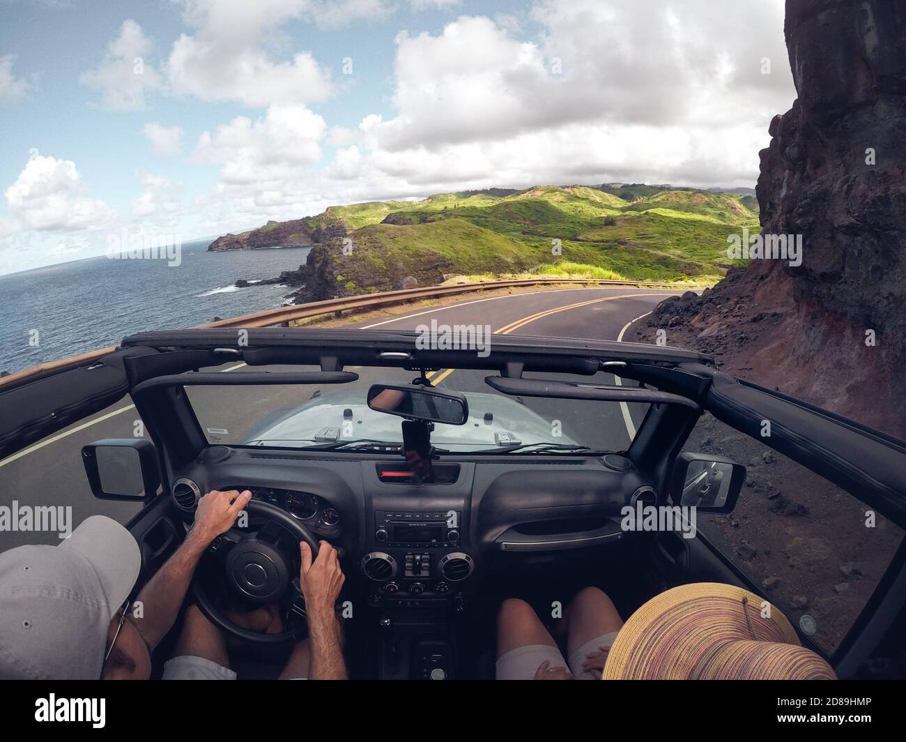 Rückansicht eines Pärchens, das ein Cabriolet fährt, Maui, Hawaii, USA Stockfoto