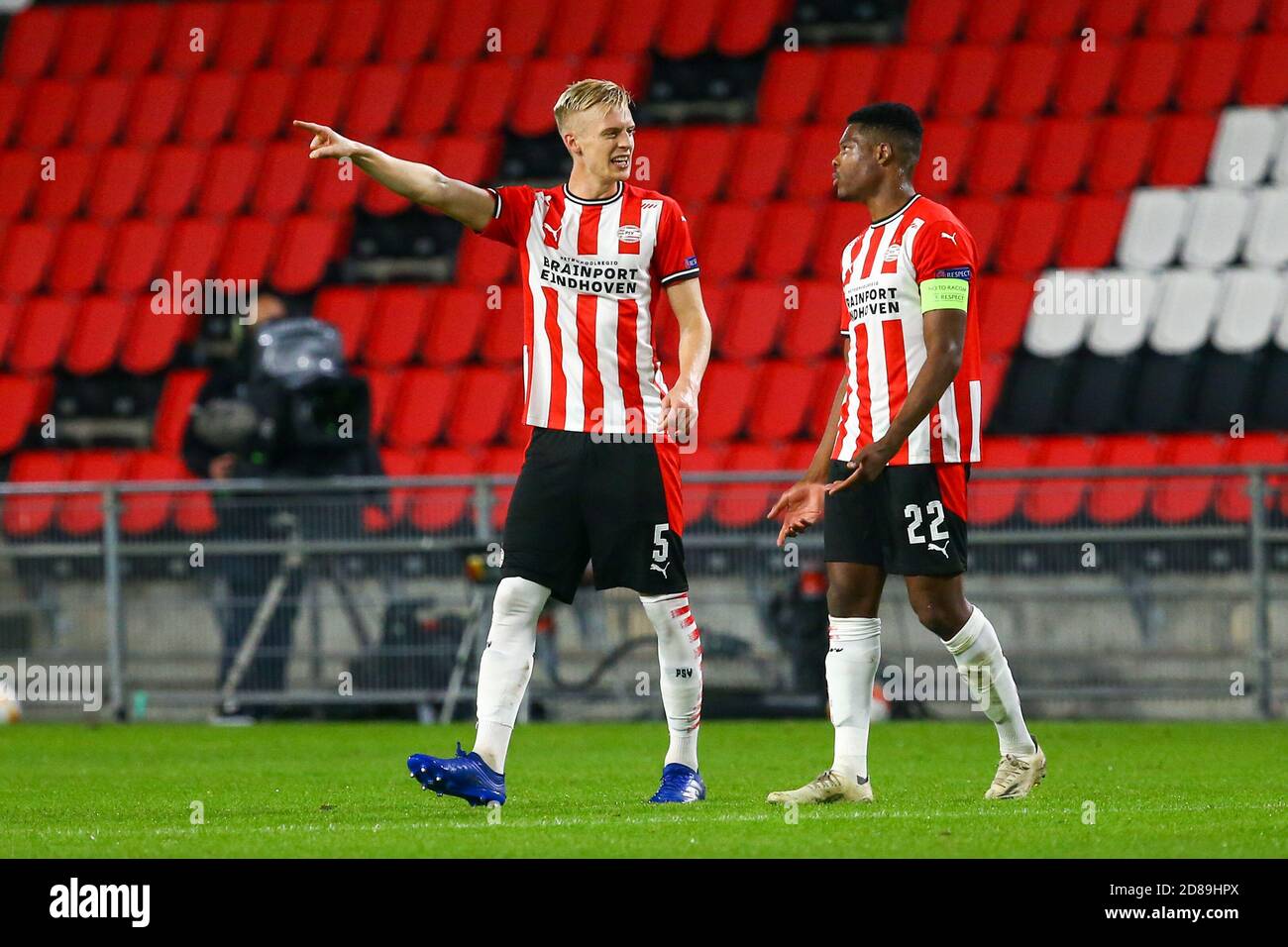Timo Baumgartl vom PSV Eindhoven, Denzel Dumfries vom PSV Eindhoven während der UEFA Europa League, Gruppenphase, Gruppe E Fußballspiel zwischen PSV ein C Stockfoto