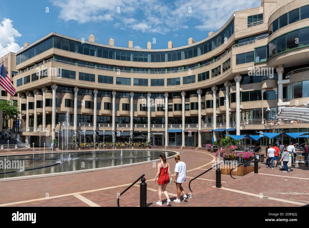 Arthur Cotton Moore's Postmodern Architectural Style Harbour Complex befindet sich auf Der Potomac River ist gesäumt von beliebten Bars und Restaurants Stockfoto