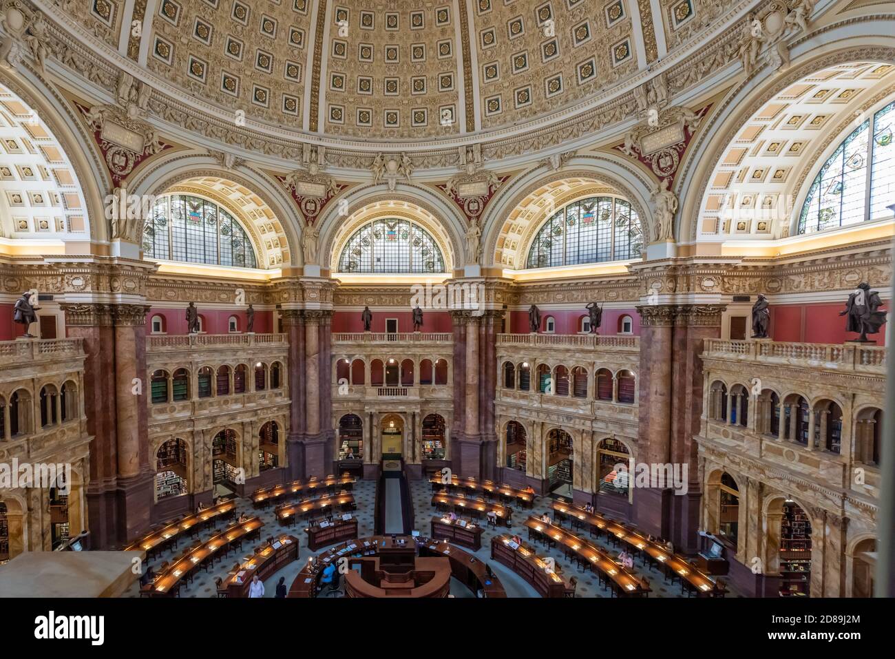 Der Hauptlesesaal in der Kongressbibliothek. Acht riesige Marmorsäulen unterstützen 10' hohe allegorische weibliche Figuren, die zivilisiertes Leben darstellen. Stockfoto