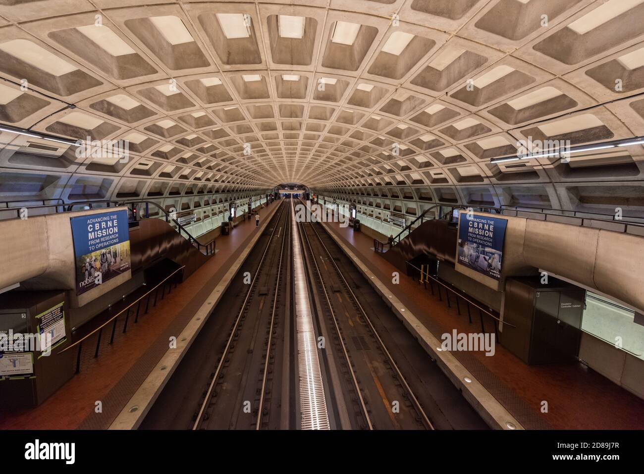 Harry Weeses komplizierte gewölbte Decke an der McPherson Square Metro Station mit seiner starken Verwendung von Sichtbeton und repetitiven Design-Motive. Stockfoto