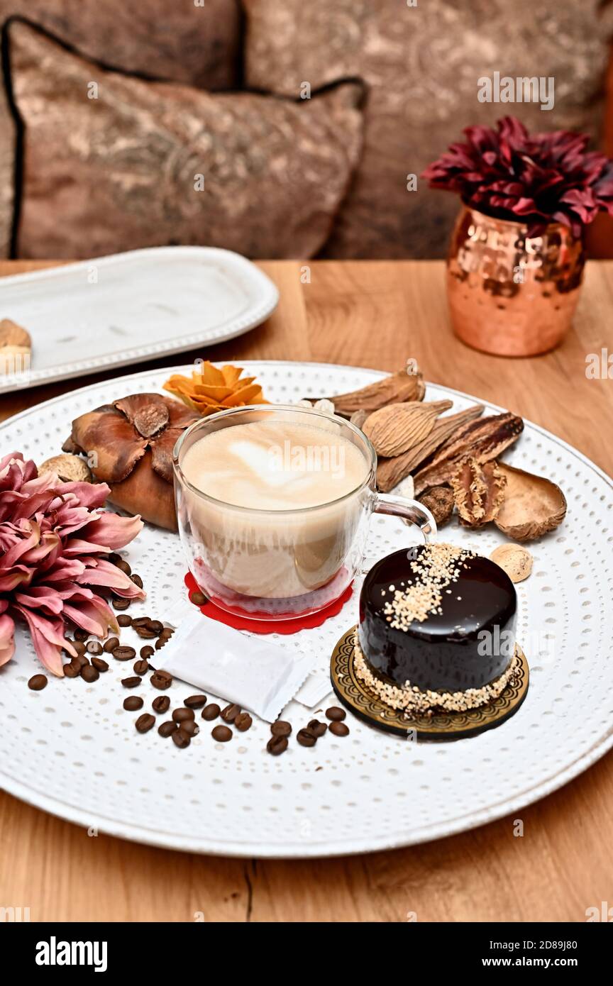 Schokoladenkuchen und Tasse Kaffee auf einem Teller mit Rustikale Dekoration Stockfoto