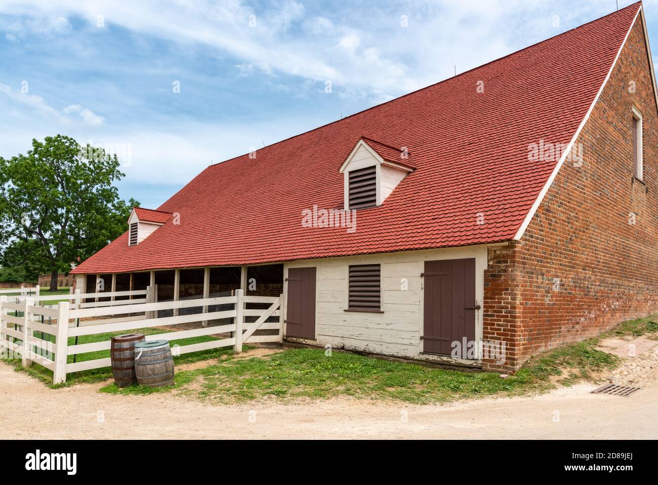 Der Stall auf dem Gelände des Mount Vernon mit seinem steil geharkt, rot-schingeligen Dach. George Washington und seine Frau Martha waren beide begeisterte Reiter Stockfoto
