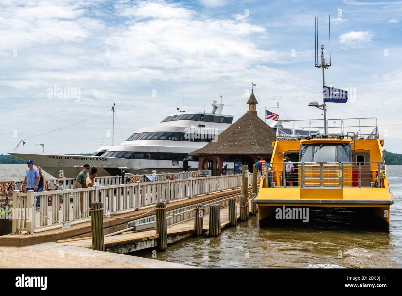 Das Spirit of Mount Vernon Kreuzfahrtschiff & ein Potomac Riverboat Company Wassertaxi, das am Mount Vernon Fähranlegeplatz festgemacht ist. Stockfoto