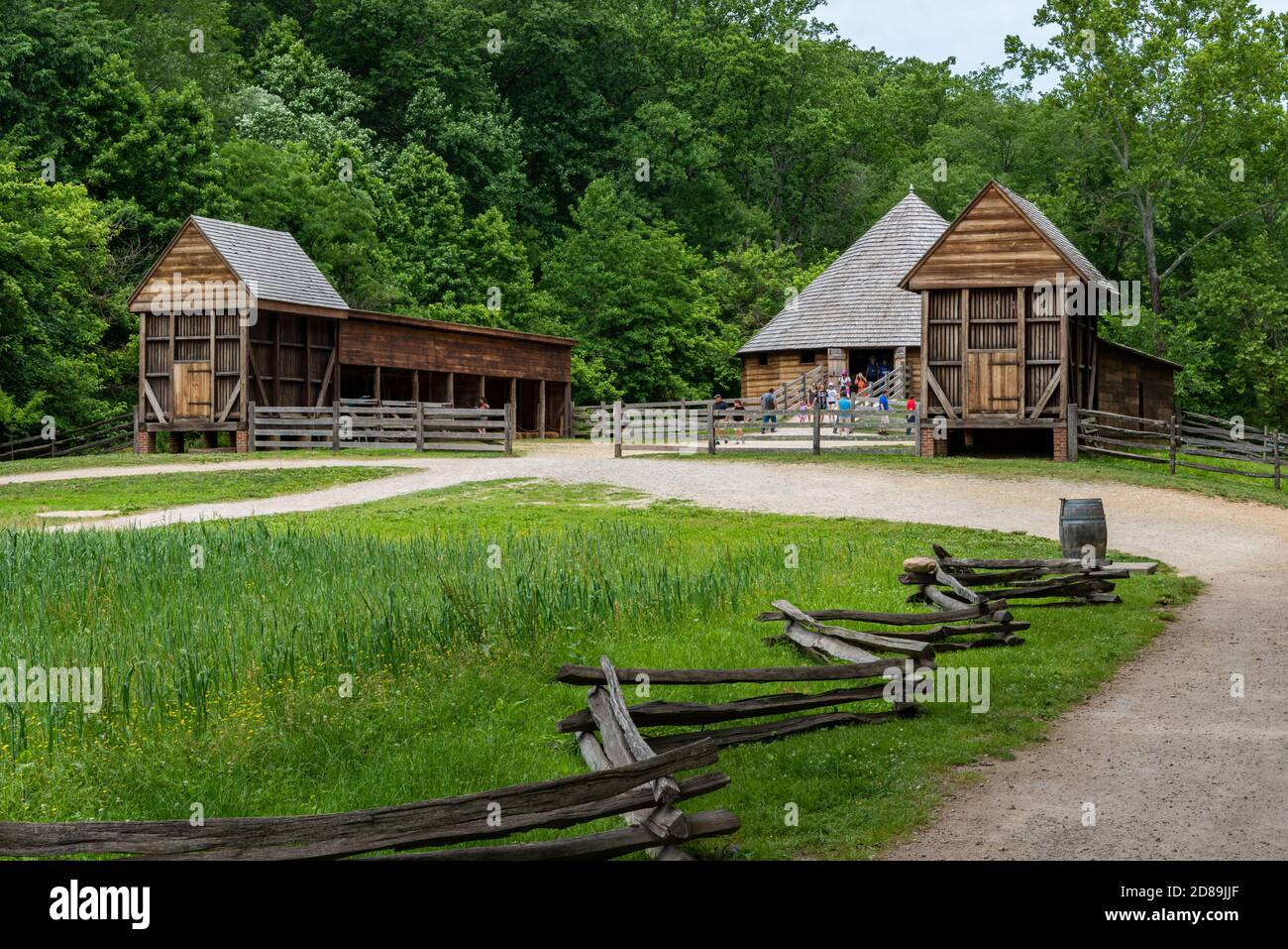 Die Nachbildung von George Washingtons 16-seitigem Laufstall und Zwillingsstall- und Maiskrippengebäuden auf der Pionierfarm in Mount Vernon, Virginia Stockfoto