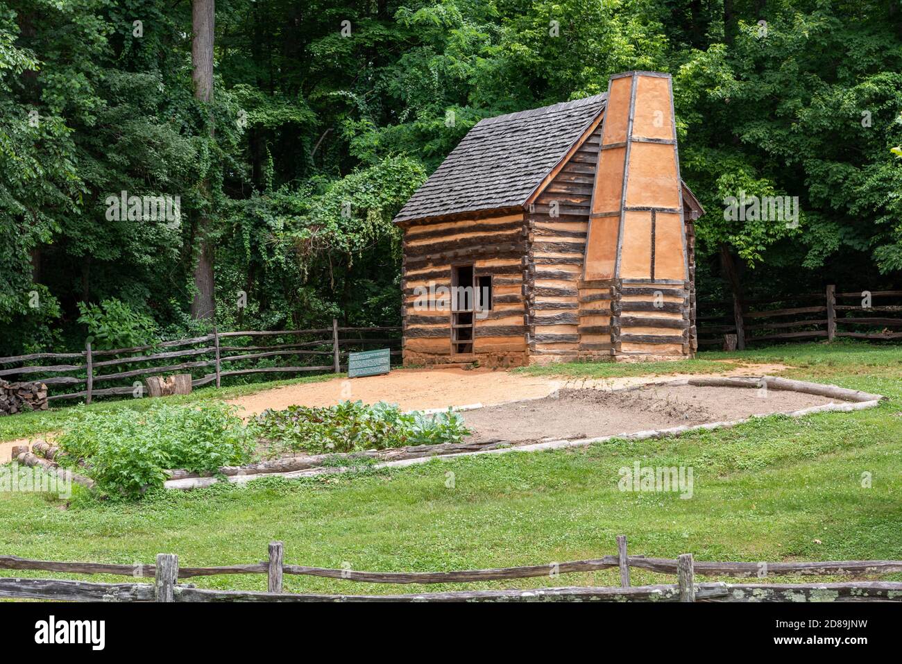 Die nachgebaute hölzerne Sklavenhütte auf der Pionierfarm in George Washingtons Mount Vernon Plantage in Virginia. Stockfoto