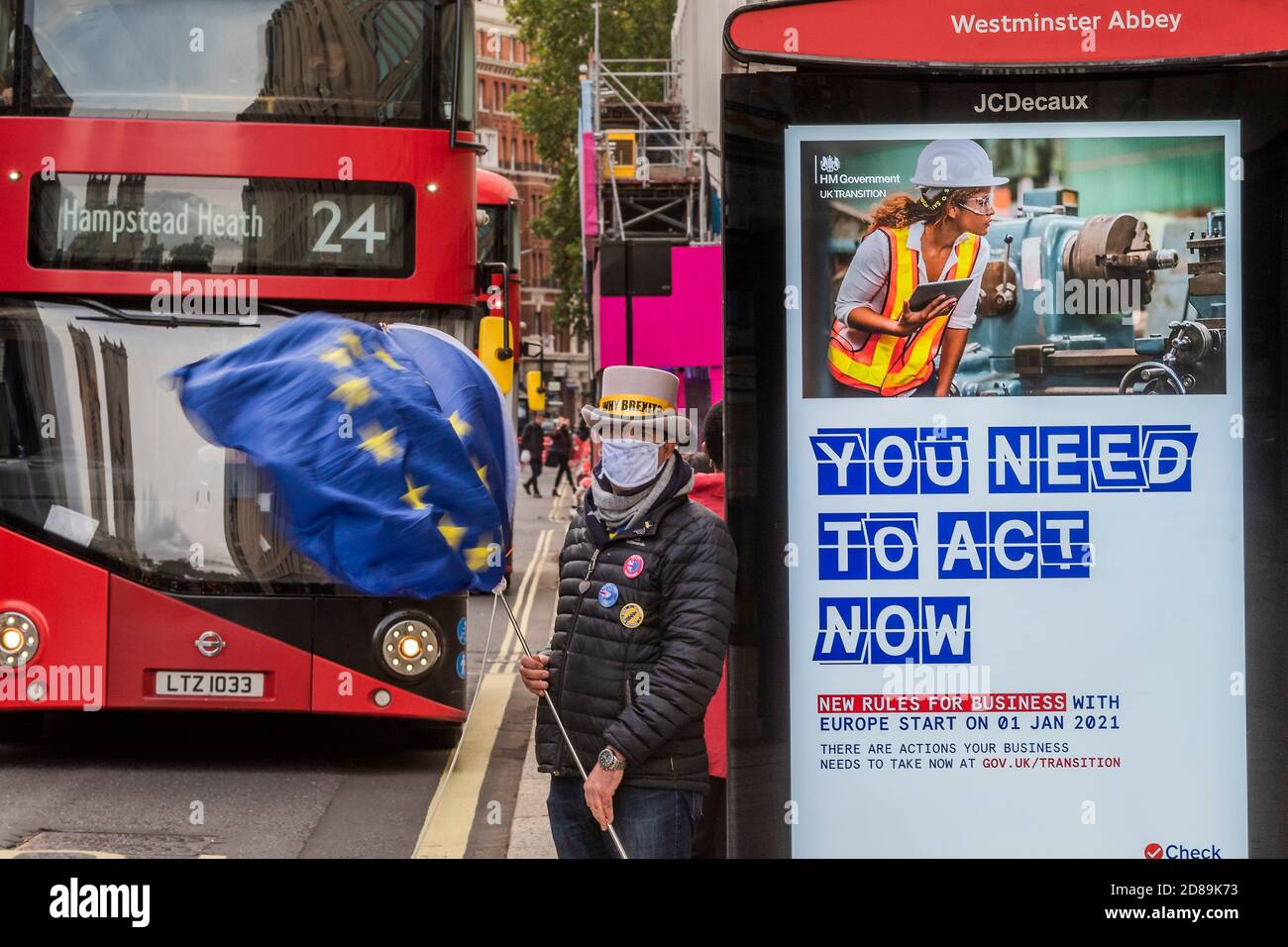 London, Großbritannien. Oktober 2020. Steve Bray steht neben einem Prepare for Brexit-Werbespot - Pro-EU-Demonstranten von SODEM, in Halloween-Kostümen, im Department for Business Energy and Industrial Strategy, wo die Handelsgespräche fortgesetzt werden. Kredit: Guy Bell/Alamy Live Nachrichten Stockfoto