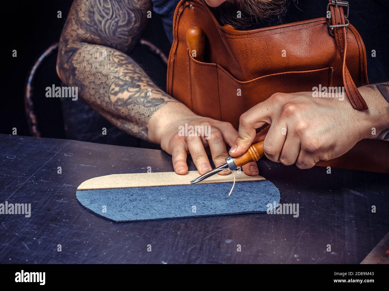 Künstler arbeiten mit Leder schafft Qualitätsprodukt aus Leder an Das Lederstudio Stockfoto