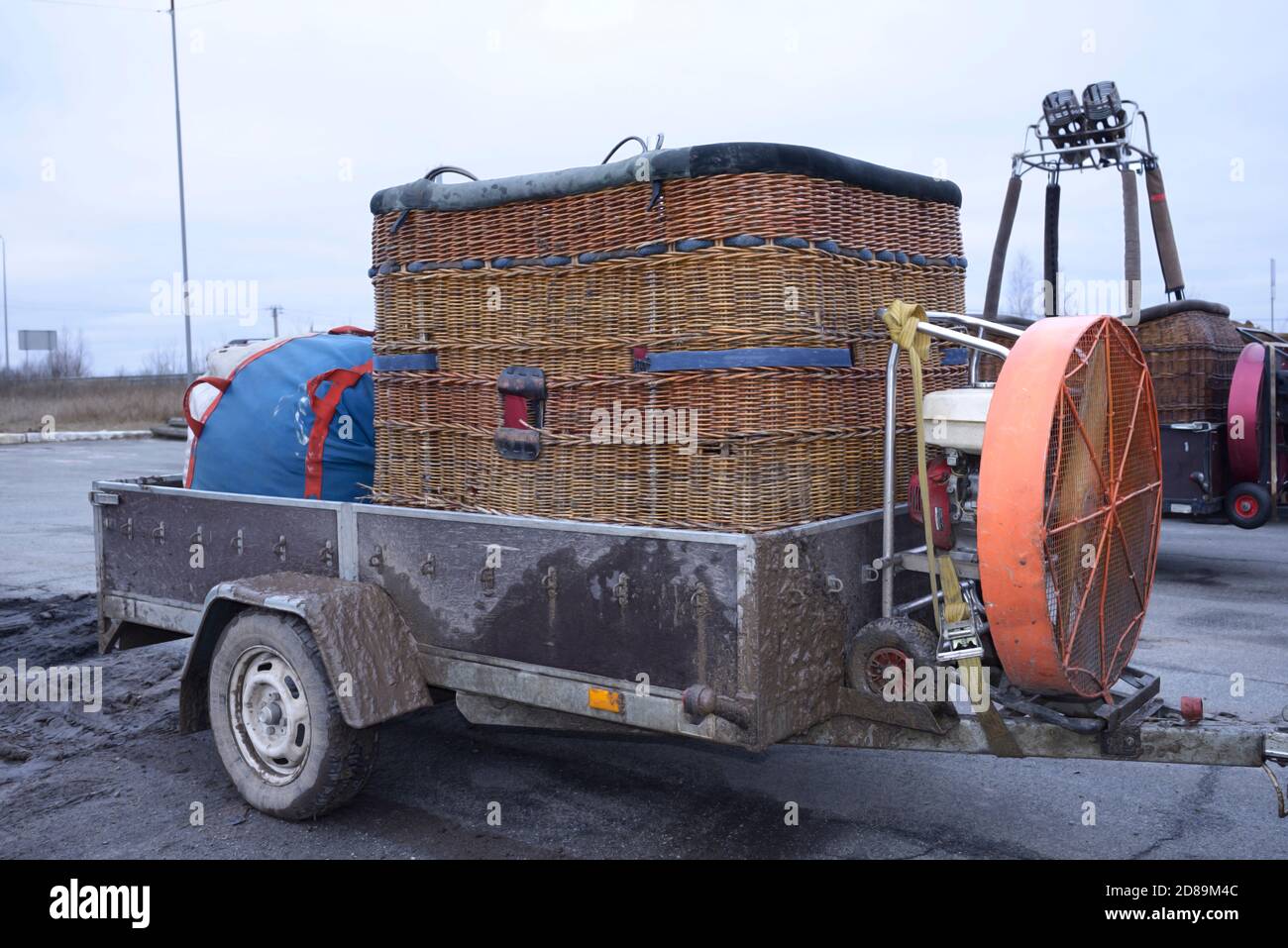 Anhänger mit Heißluftballonausrüstung. Körbe, Propeller, Gasbrenner und  Baldachin von Ballon verpackt Stockfotografie - Alamy