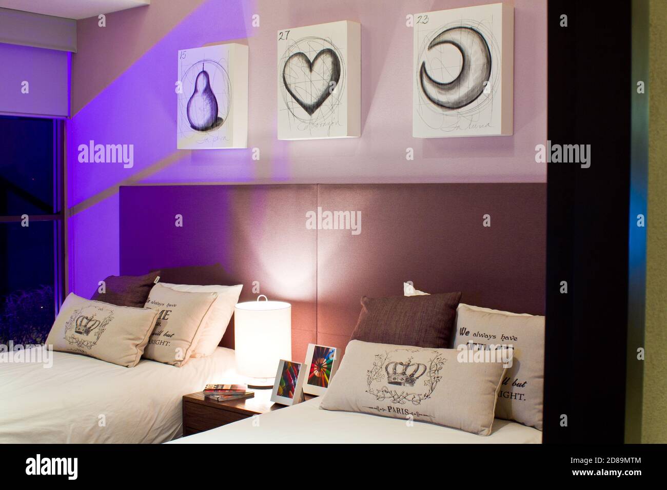 Schlafzimmer in braunen und violetten Farben Stockfoto