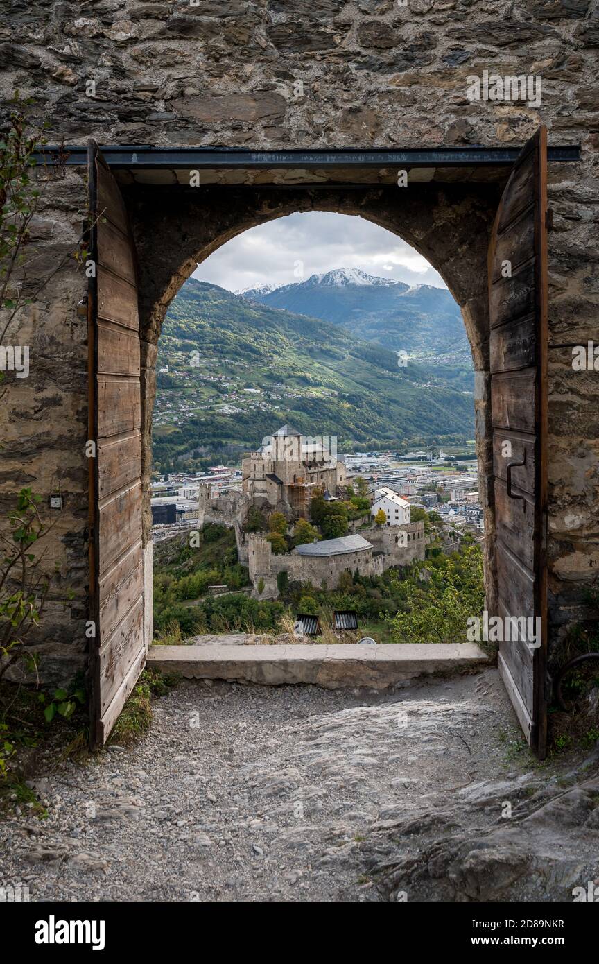 Blick vom Château de Tourbillon durch das Tor über die Château de Valère in Sion, Wallis Stockfoto