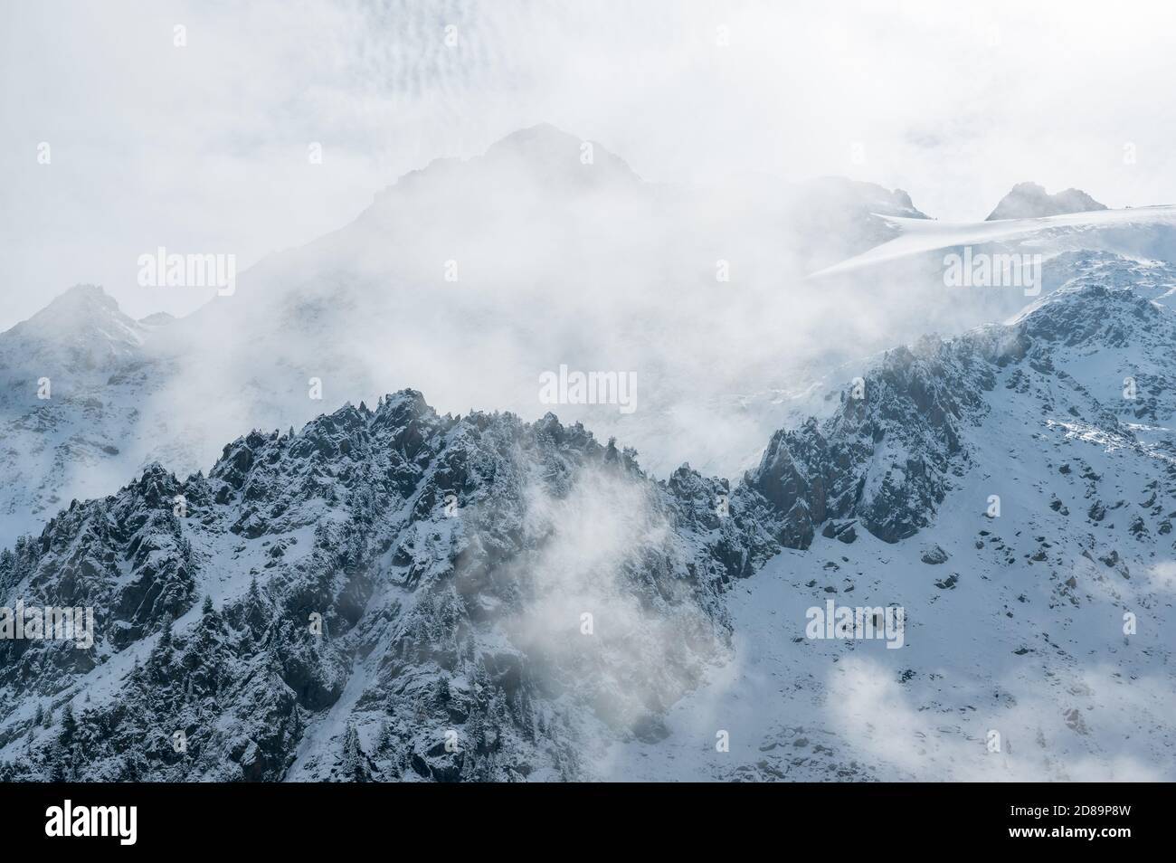 Mistische Winterlandschaft im ersten Schnee im Vallée du Trient, Wallis Stockfoto