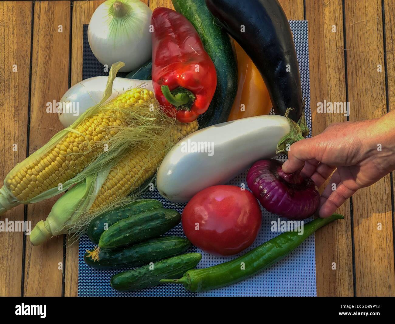 Haufen von großer Vielfalt an frischem Bio-Gemüse. Kreative Komposition. Gesundes Lifestyle-Konzept. Über rustikalen Holzhintergrund. Nahaufnahme. Stockfoto