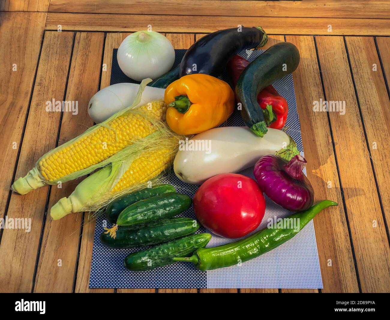 Haufen von großer Vielfalt an frischem Bio-Gemüse. Kreative Komposition. Gesundes Lifestyle-Konzept. Über rustikalen Holzhintergrund. Stockfoto
