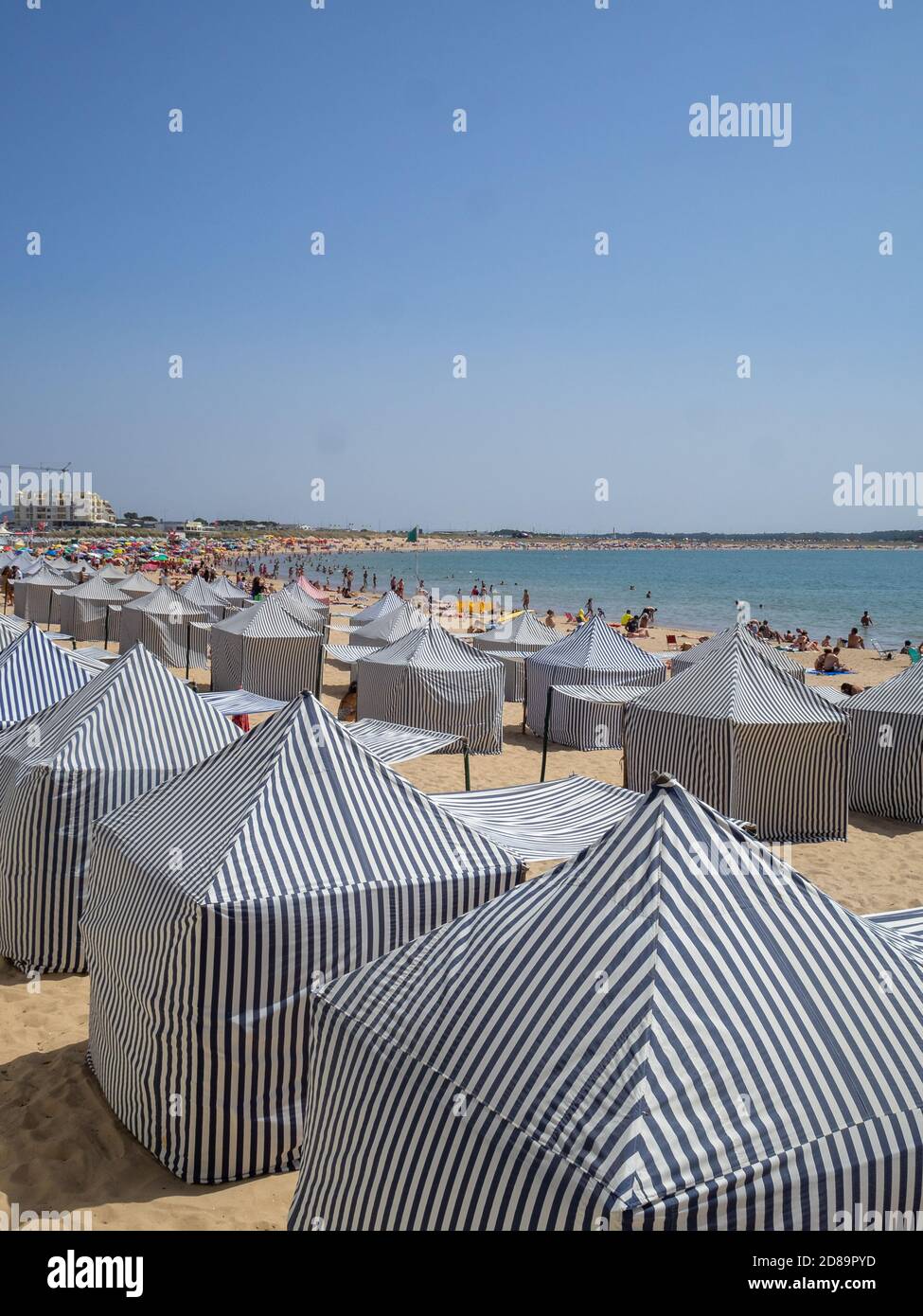 Traditionelle portugiesische Strandzelte in São Martinho do Porto Strand Stockfoto