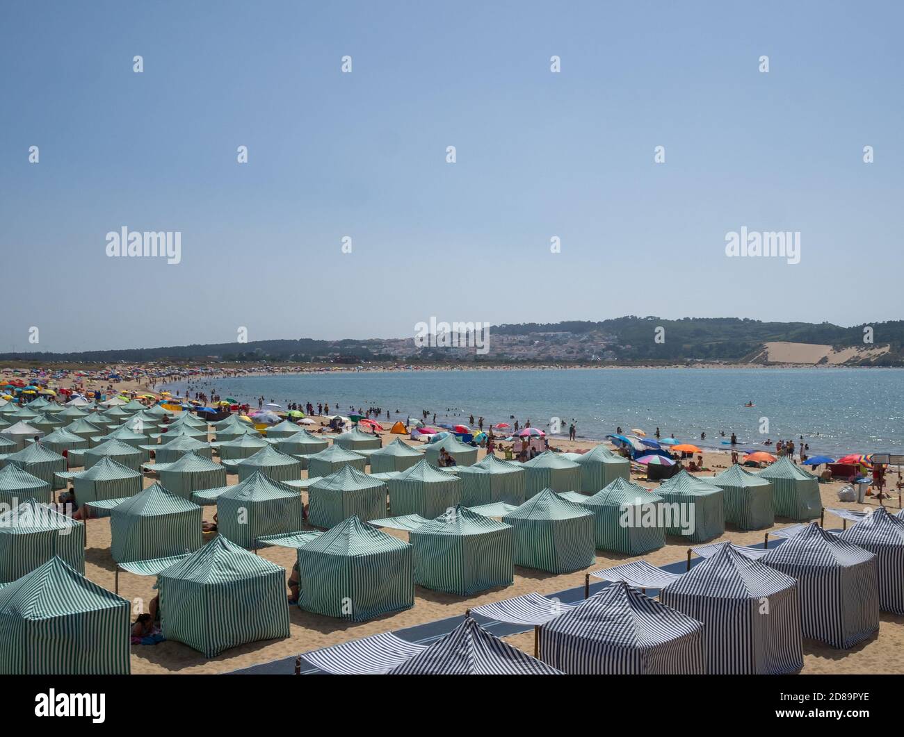 Traditionelle portugiesische Strandzelte in São Martinho do Porto Strand Stockfoto