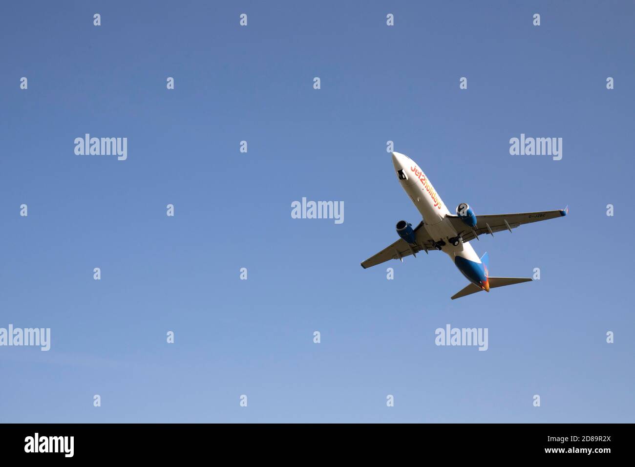 Jet 2 Holidays BOEING 737NG/MAX Flugzeug, von unten am Flughafen Leeds Bradford gesehen Stockfoto