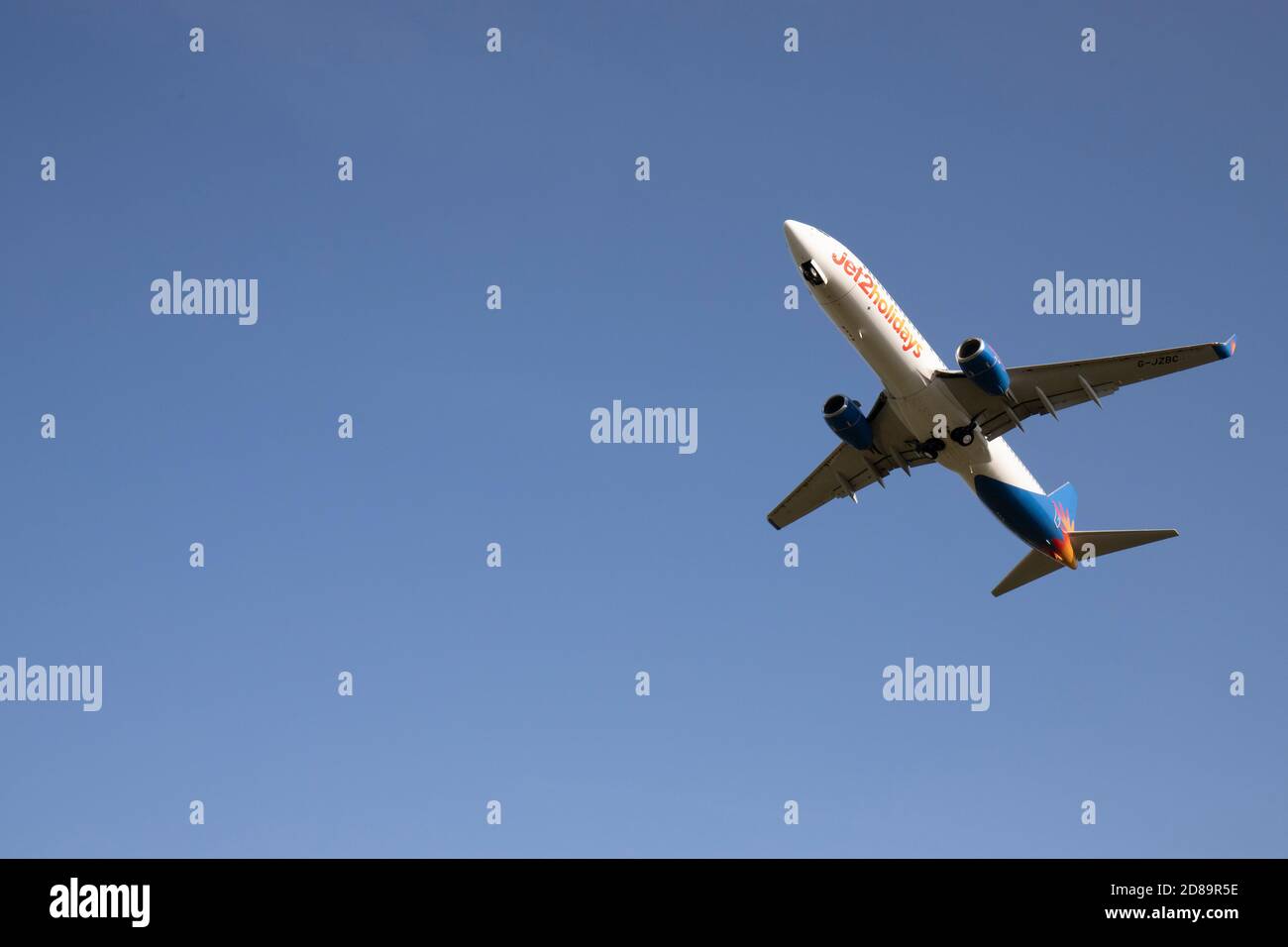 Jet 2 Holidays BOEING 737NG/MAX Flugzeug, von unten am Flughafen Leeds Bradford gesehen Stockfoto