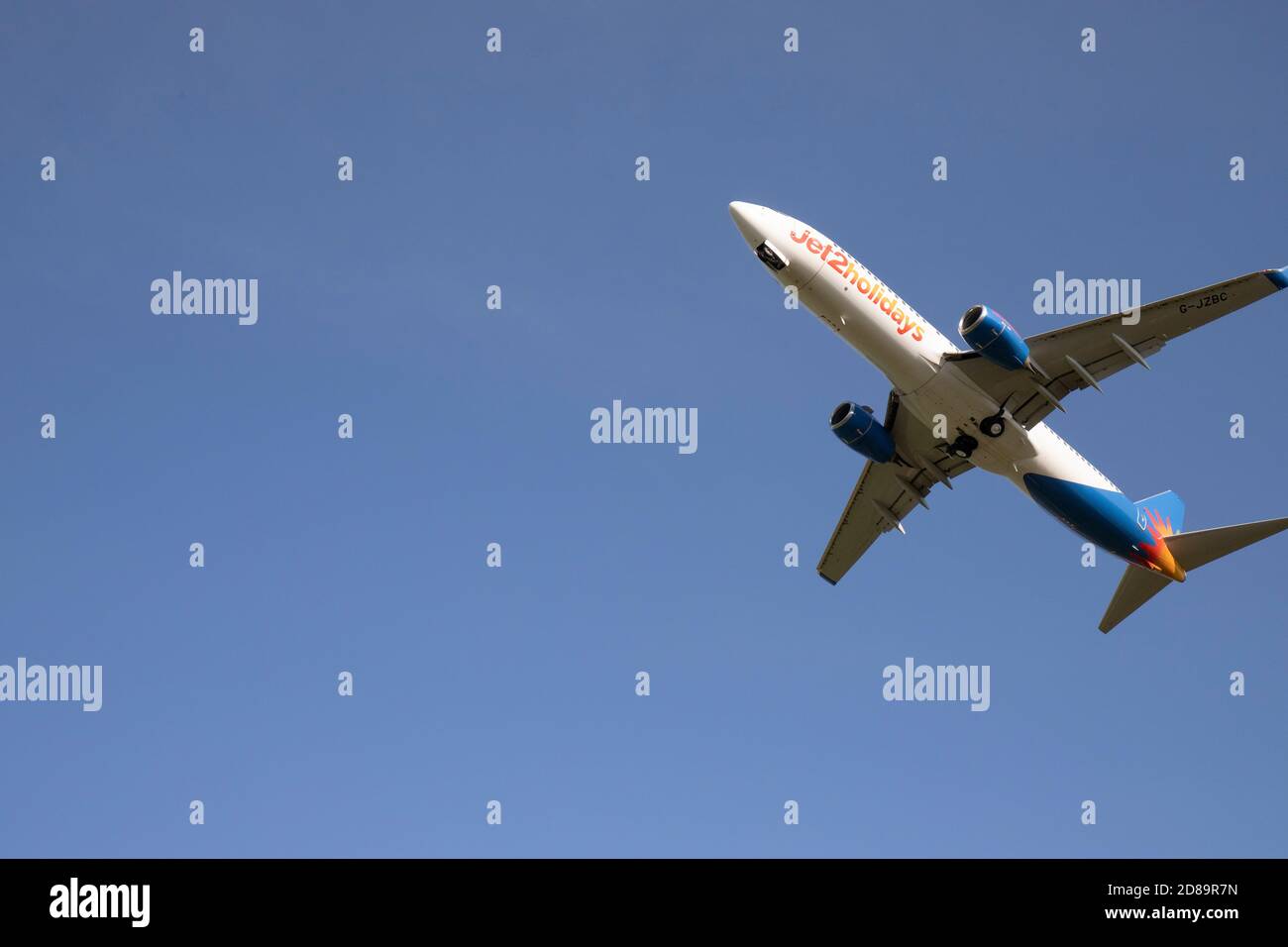 Jet 2 Holidays BOEING 737NG/MAX Flugzeug, von unten am Flughafen Leeds Bradford gesehen Stockfoto