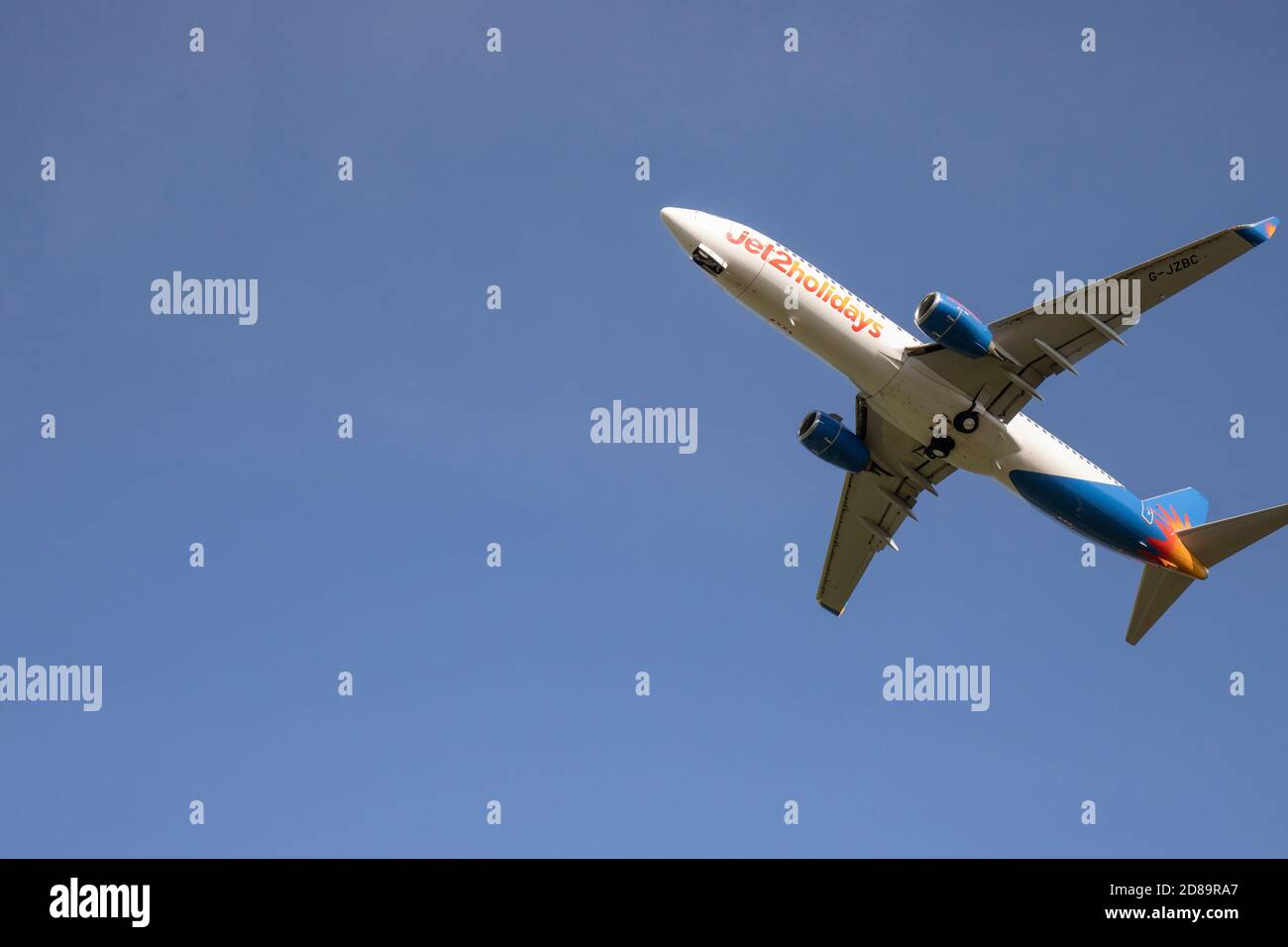 Jet 2 Holidays BOEING 737NG/MAX Flugzeug, von unten am Flughafen Leeds Bradford gesehen Stockfoto