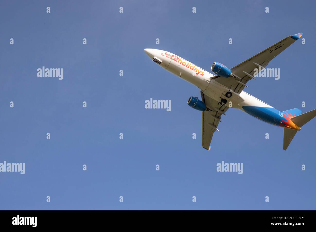 Jet 2 Holidays BOEING 737NG/MAX Flugzeug, von unten am Flughafen Leeds Bradford gesehen Stockfoto