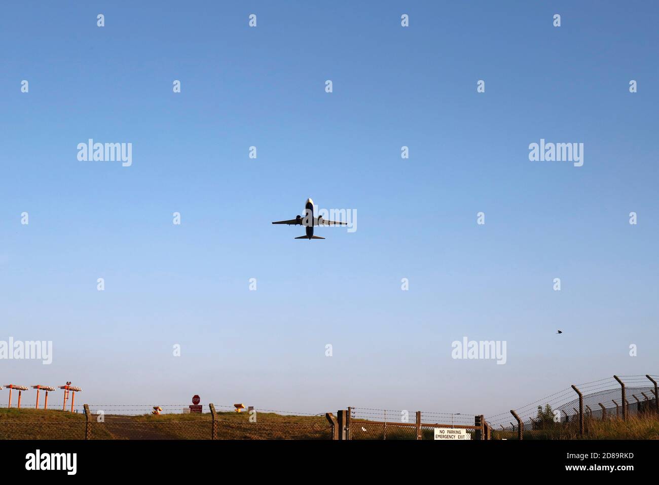 Ryan Air Boeing 737 NG/MAX Ei-DYM von unten aufgenommen Flughafen Leeds Bradford Stockfoto