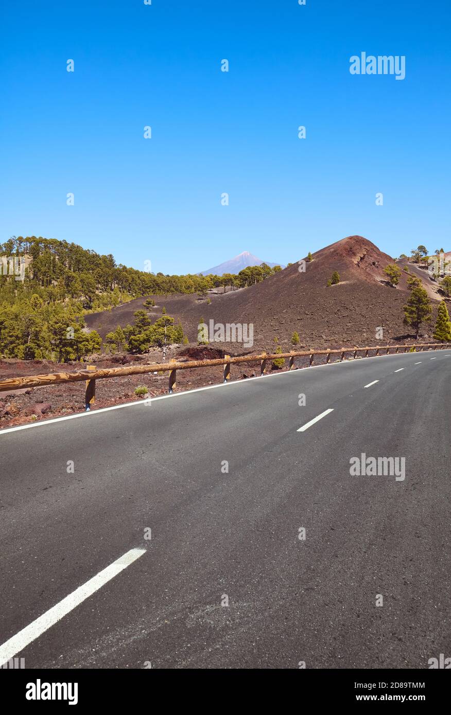 Panoramastraße mit Vulkan Teide in der Ferne, Teneriffa, Spanien. Stockfoto
