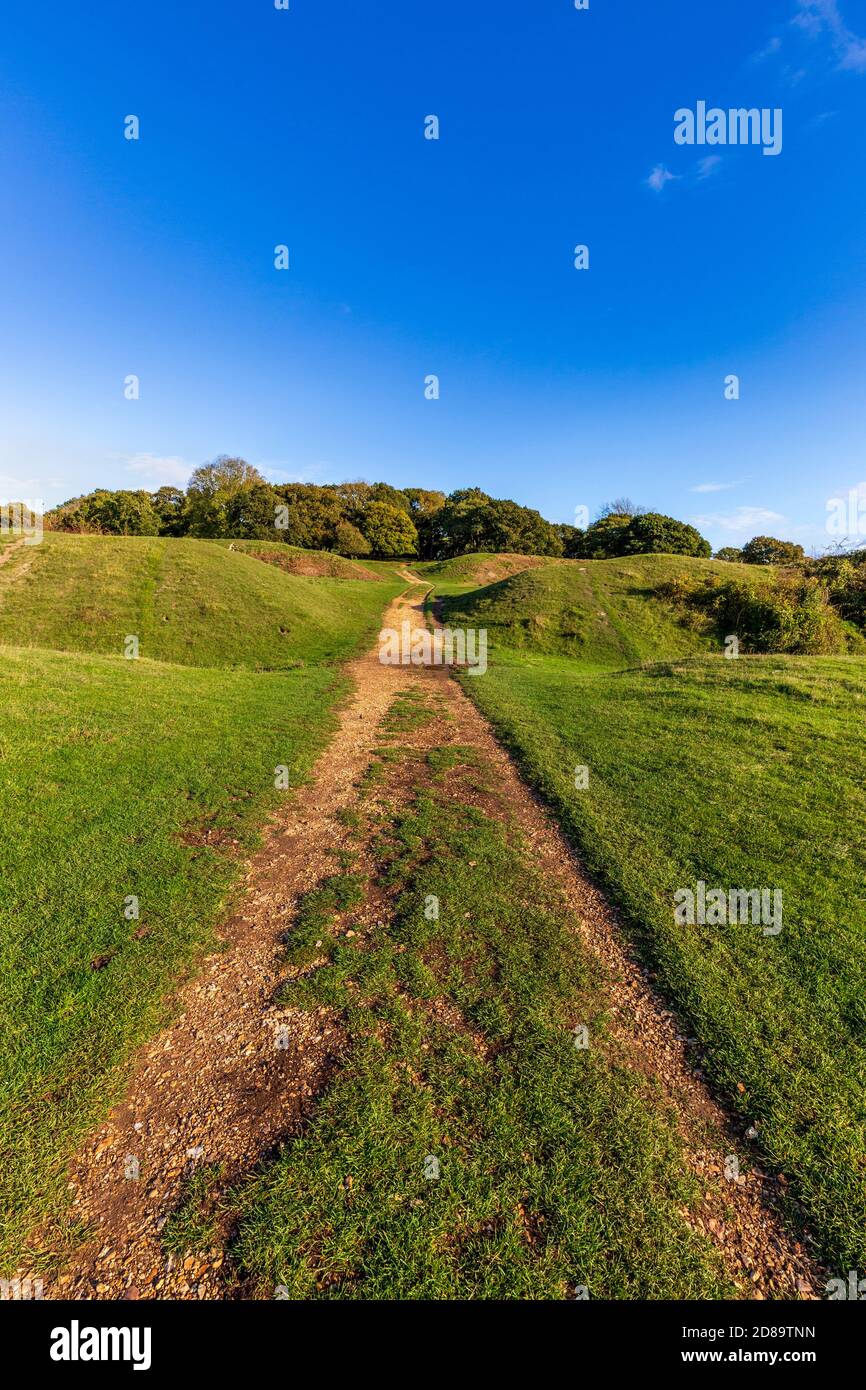 Die Verteidigungswälle und Gräben von Badbury Rings Iron Age Hill Fort in Dorset, England Stockfoto