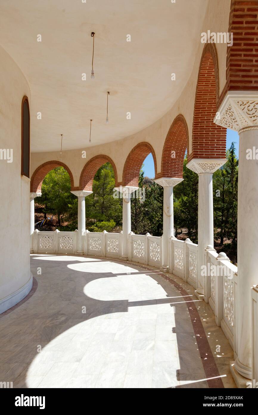 Bögen am Haupttempel des Klosters Agios Nektarios, auf der Insel Ägina, Griechenland, Europa. Stockfoto