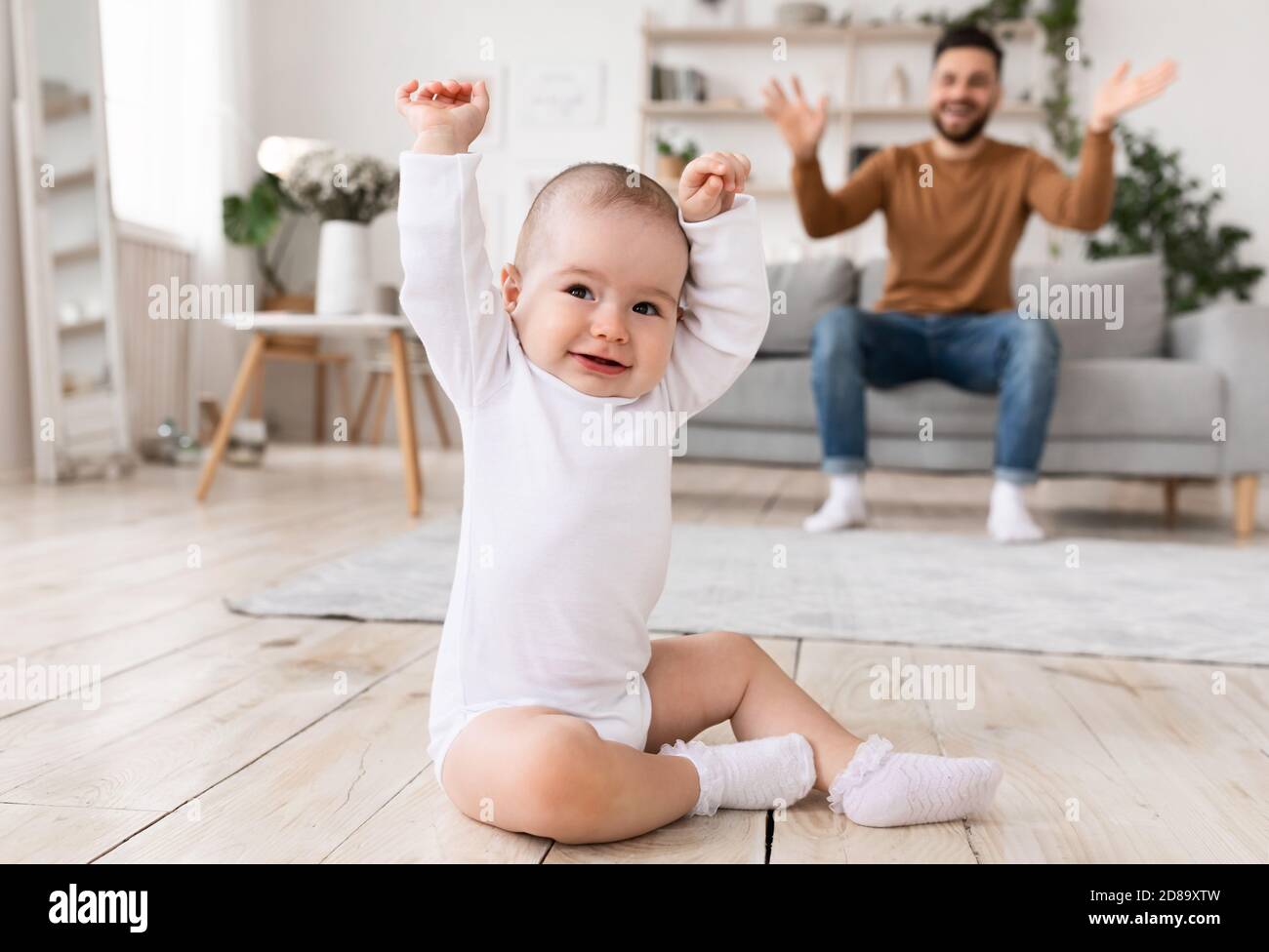 Glücklicher Vater, Der Sein Baby Kleinkind Bonding Zu Hause Ansieht Stockfoto