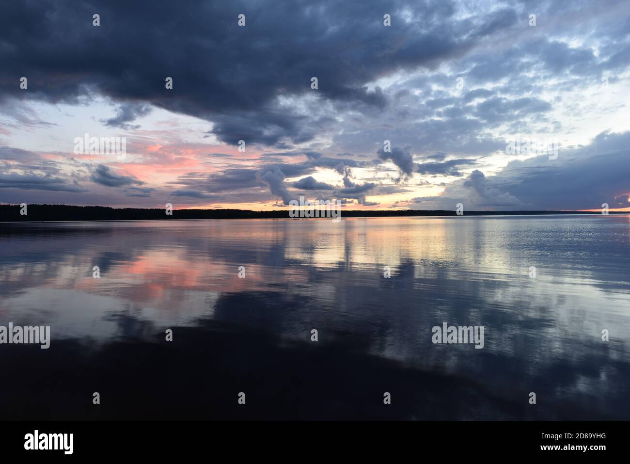 Dämmerung Himmel Reflexion im See mehrfarbige Schatten Sonnenlicht auf Wasser Stockfoto