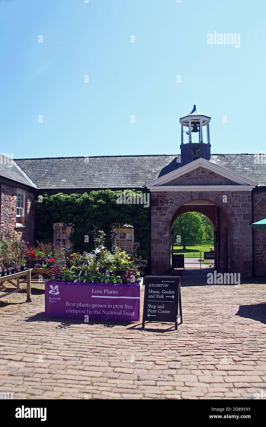 Der gepflasterte Innenhof im Stall Block am Eingang zum Killerton House, bei Exeter, Devon, England, Großbritannien Stockfoto