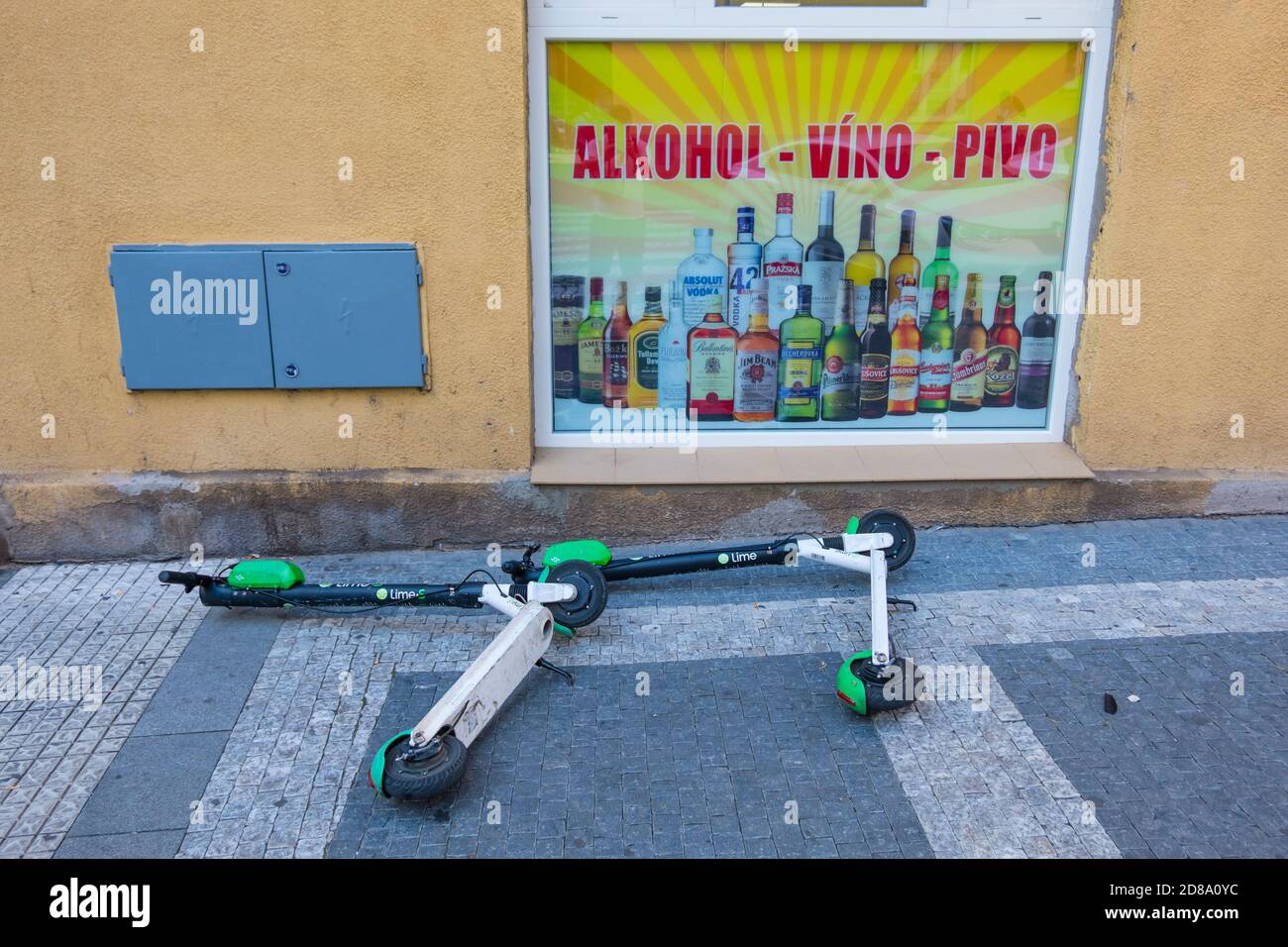 Elektro-Kick-Scooter auf dem Boden, vor dem Alkoholgeschäft, Zizkov, Prag, Tschechische Republik Stockfoto
