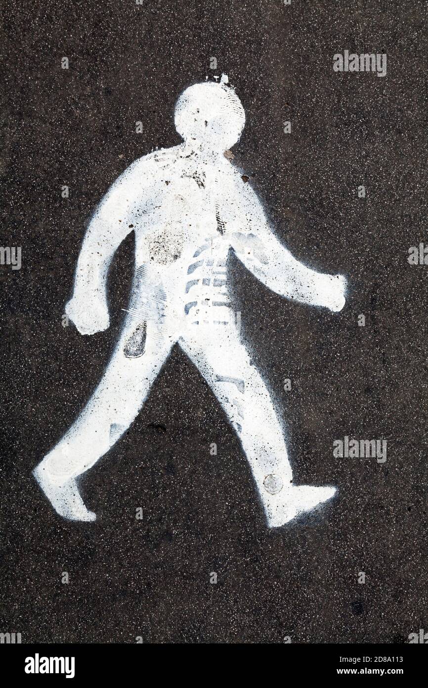 Ein Zeichen, das aus einer Figur eines Wandermanns besteht Gemalt auf einem Bürgersteig Stockfoto